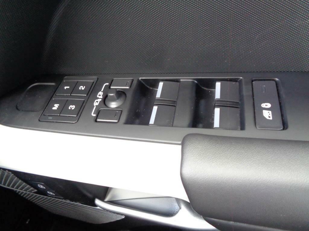 Land Rover Defender X-dynamic Hse White #21