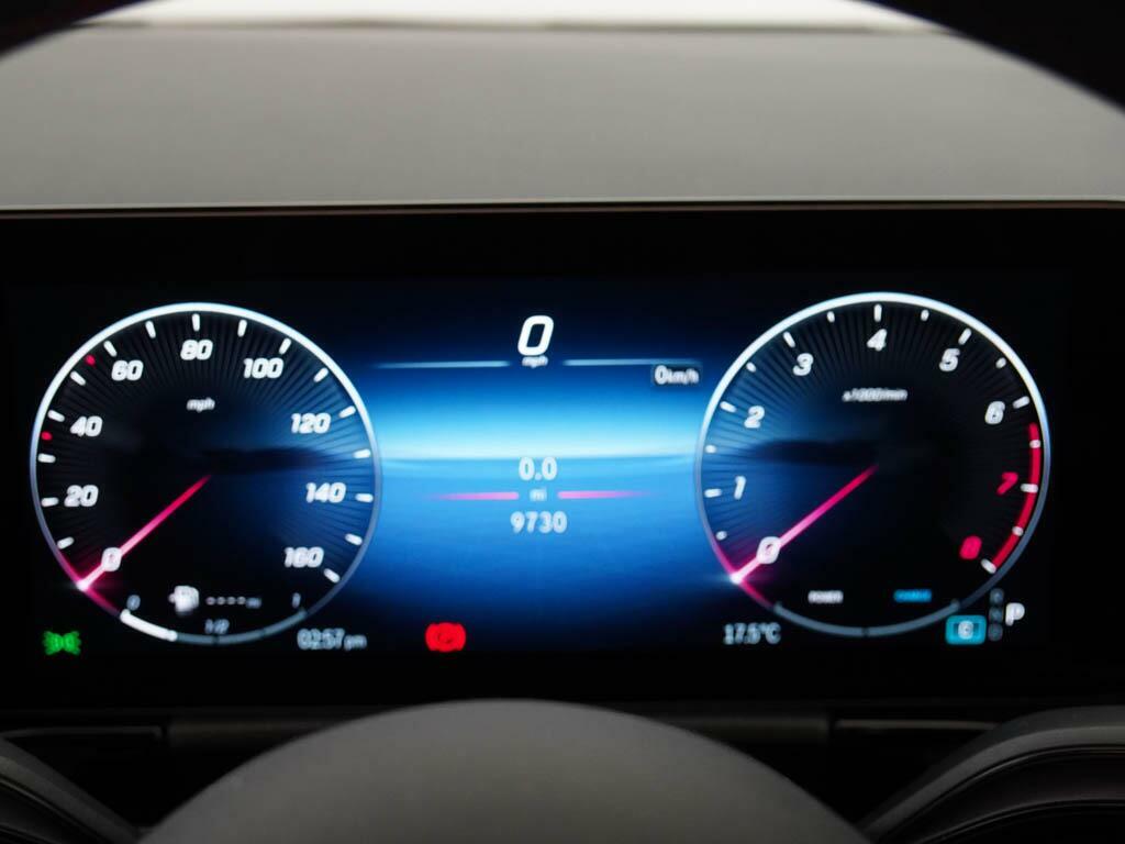Mercedes-Benz GLA Class Gla 200 Amg Line Executive Red #4