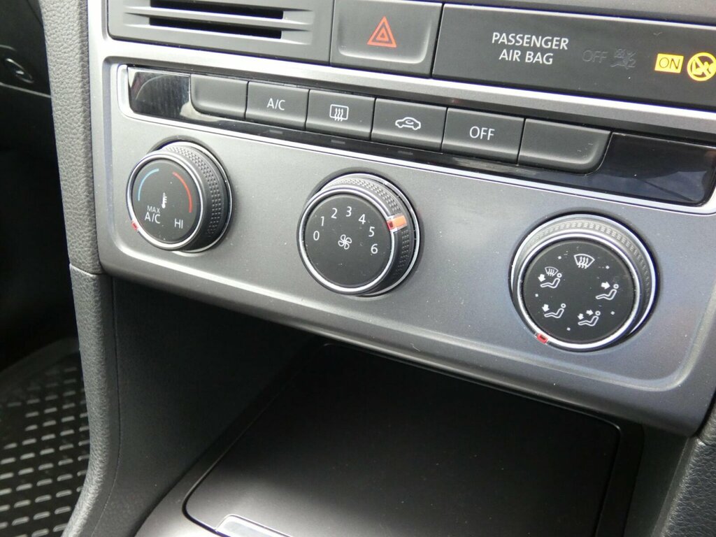 Volkswagen Golf SV Mpv Gold #27