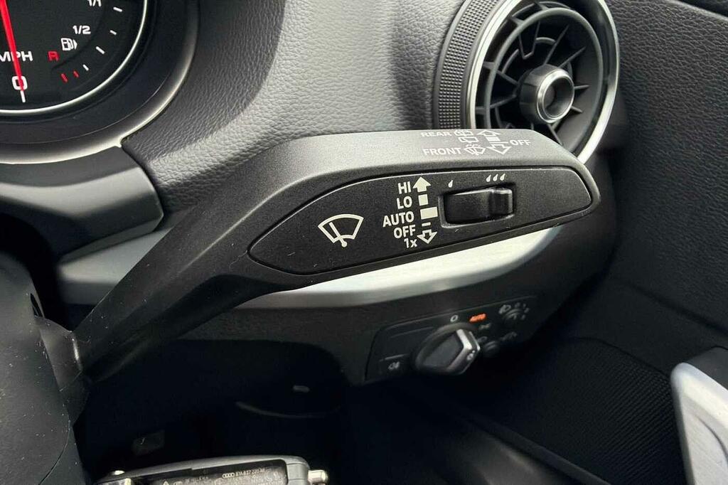Audi Q2 30 Tfsi Technik Grey #37