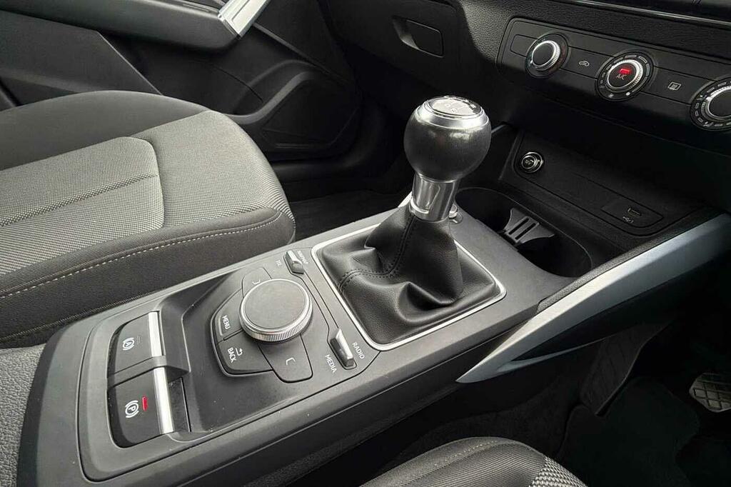 Audi Q2 30 Tfsi Technik Grey #8