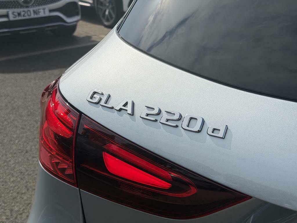 Mercedes-Benz GLA Class 180 Sport Edition Blue #35