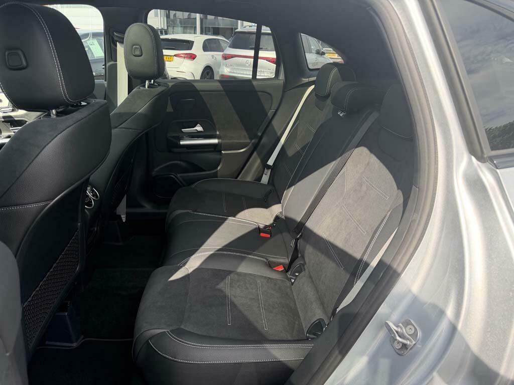 Mercedes-Benz GLA Class 180 Sport Edition Blue #9