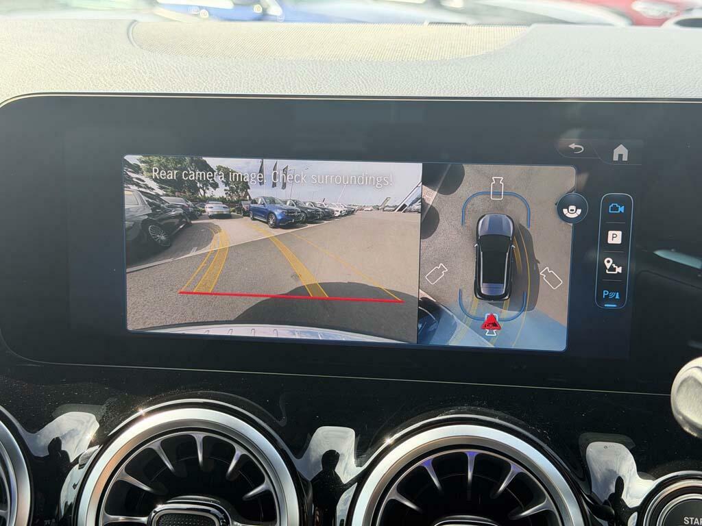 Mercedes-Benz GLA Class 180 Sport Edition Blue #19