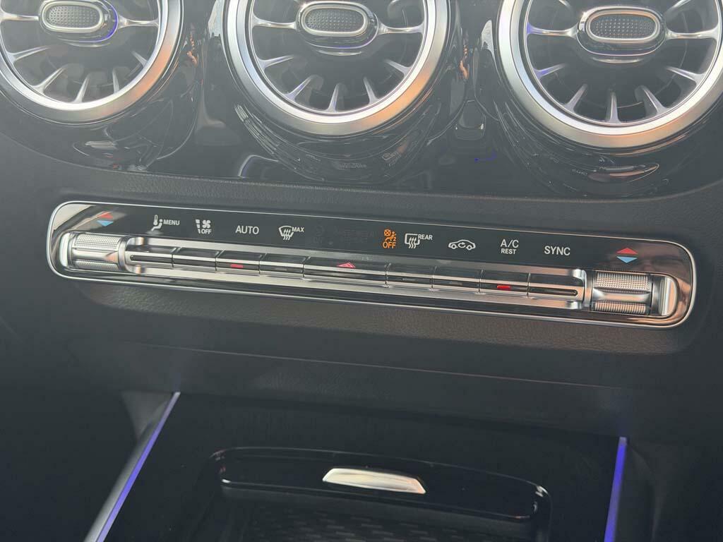 Mercedes-Benz GLA Class 180 Sport Edition Blue #16
