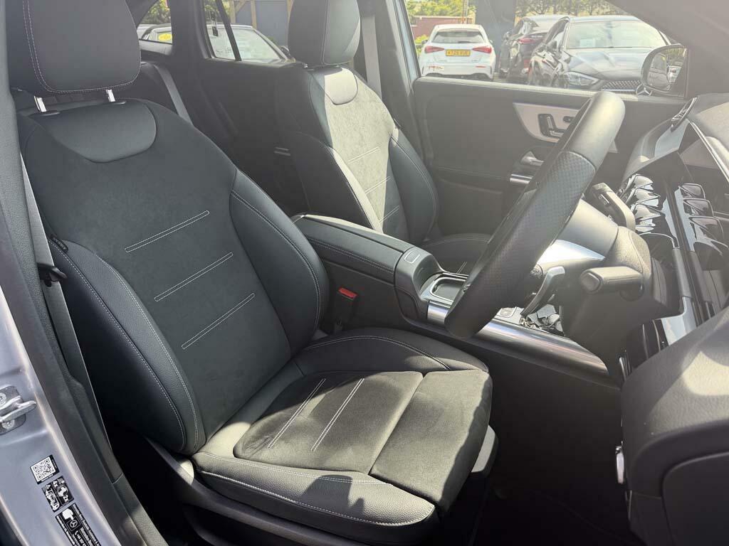 Mercedes-Benz GLA Class 180 Sport Edition Blue #31