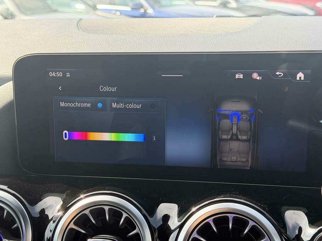 Mercedes-Benz GLA Class 180 Sport Edition Blue #32