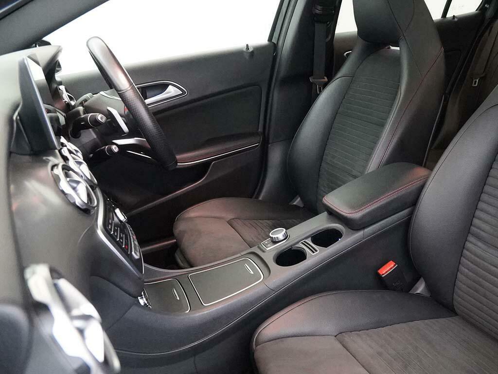 Mercedes-Benz GLA Class 180 Urban Edition Red #39