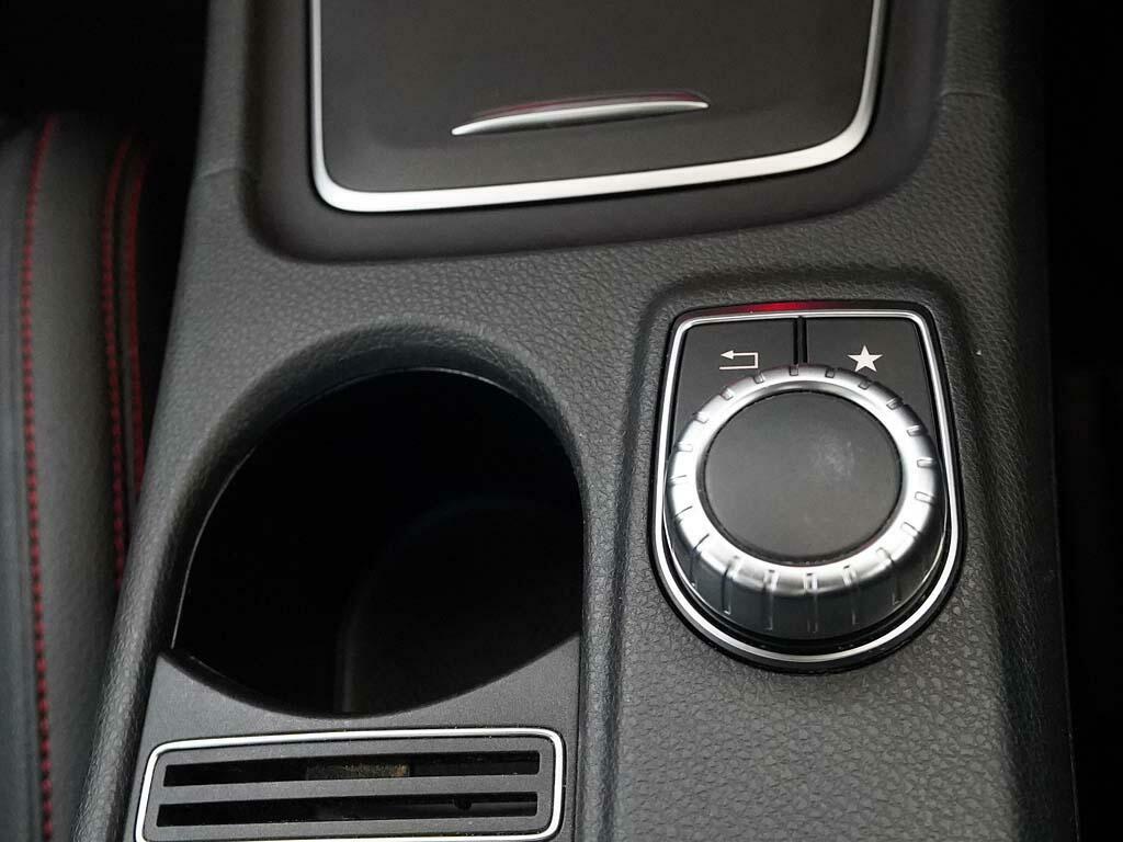 Mercedes-Benz GLA Class 180 Urban Edition Red #28