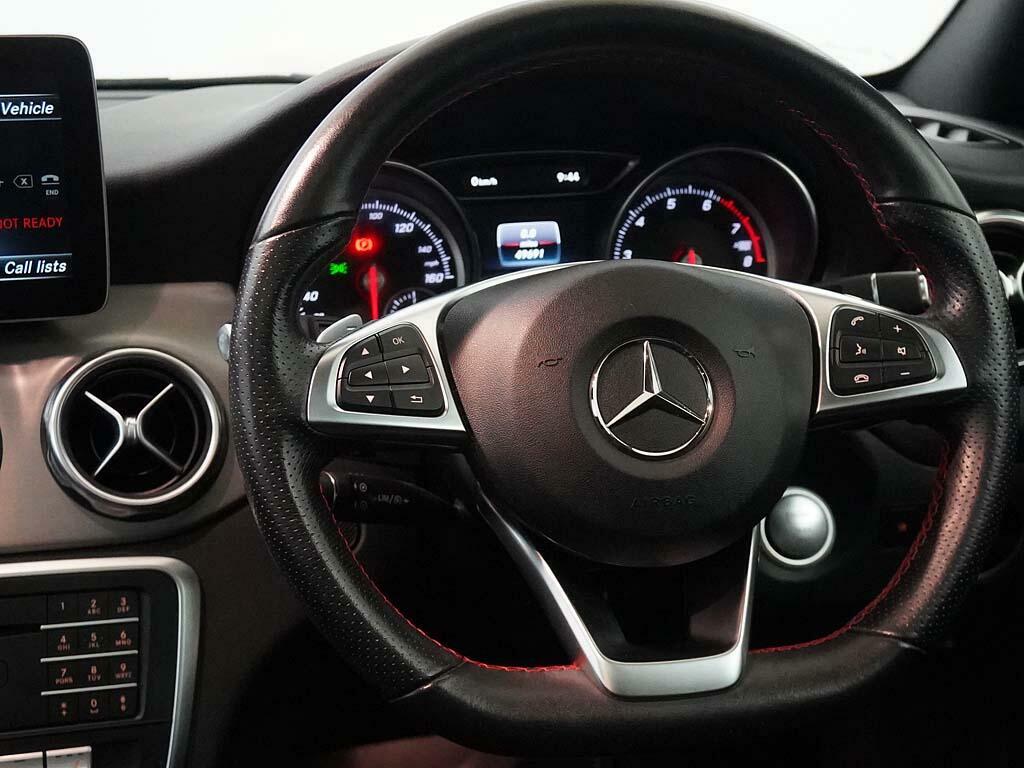Mercedes-Benz GLA Class 180 Urban Edition Red #35