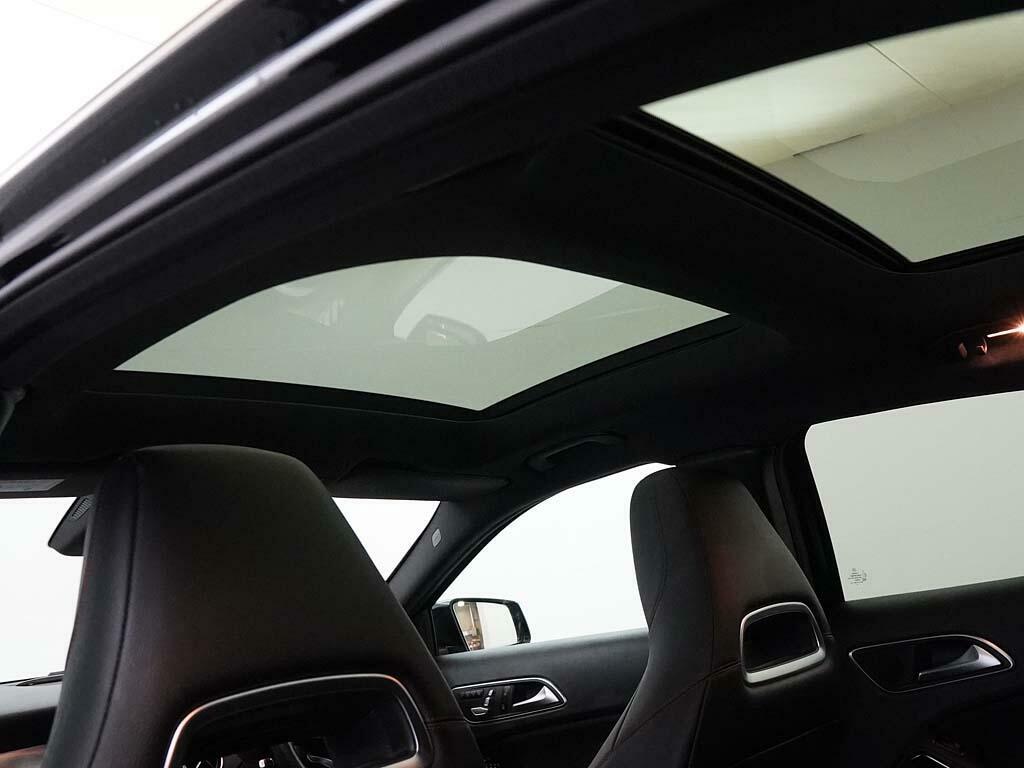 Mercedes-Benz GLA Class 180 Urban Edition Red #33