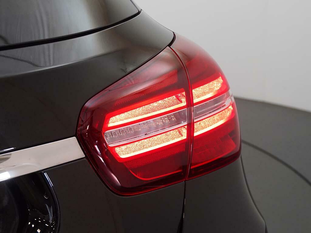 Mercedes-Benz GLA Class 180 Urban Edition Red #15