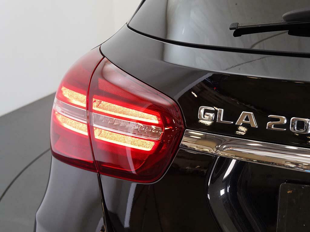 Mercedes-Benz GLA Class 180 Urban Edition Red #14