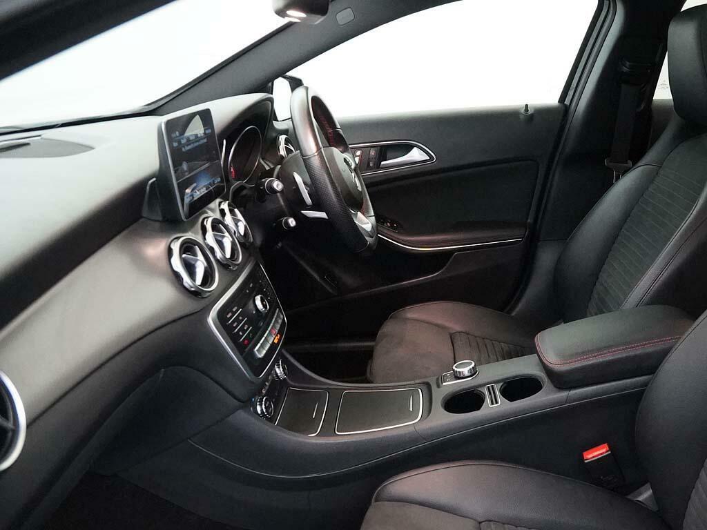 Mercedes-Benz GLA Class 180 Urban Edition Red #37