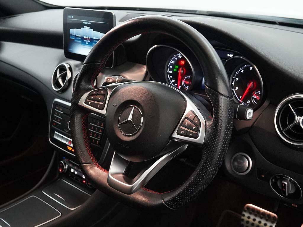 Mercedes-Benz GLA Class 180 Urban Edition Red #16