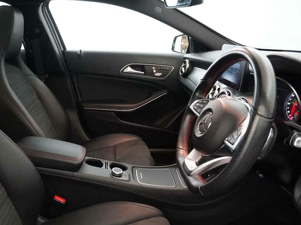 Mercedes-Benz GLA Class 180 Urban Edition Red #18