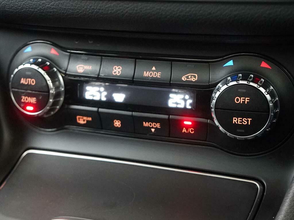 Mercedes-Benz GLA Class 180 Urban Edition Red #25