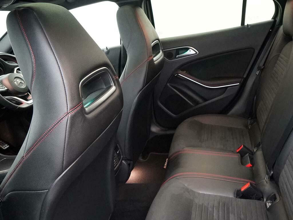 Mercedes-Benz GLA Class 180 Urban Edition Red #32