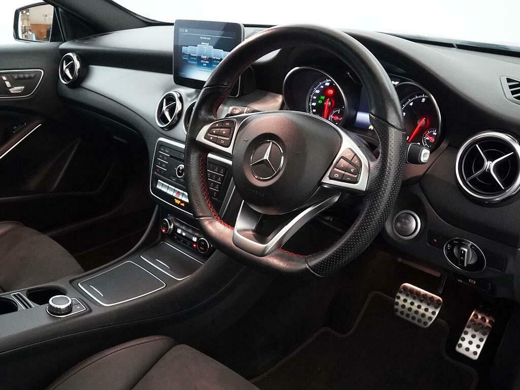 Mercedes-Benz GLA Class 180 Urban Edition Red #17