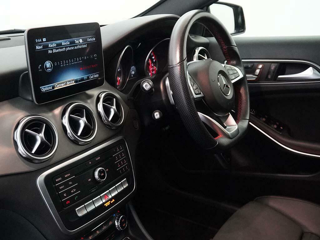 Mercedes-Benz GLA Class 180 Urban Edition Red #38