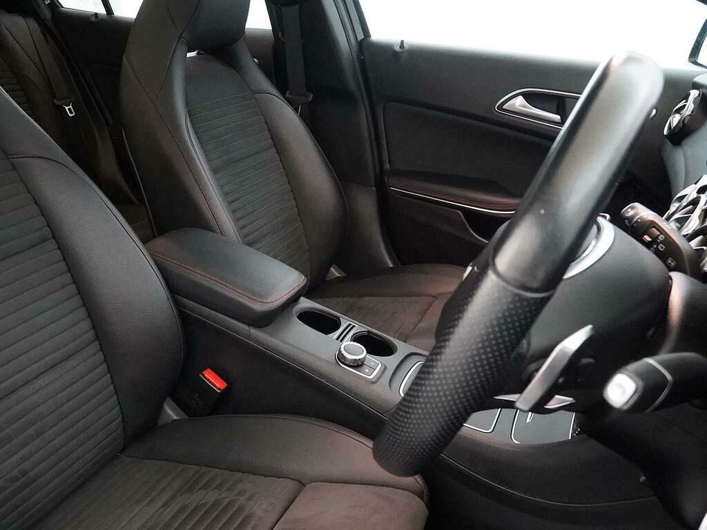 Mercedes-Benz GLA Class 180 Urban Edition Red #19