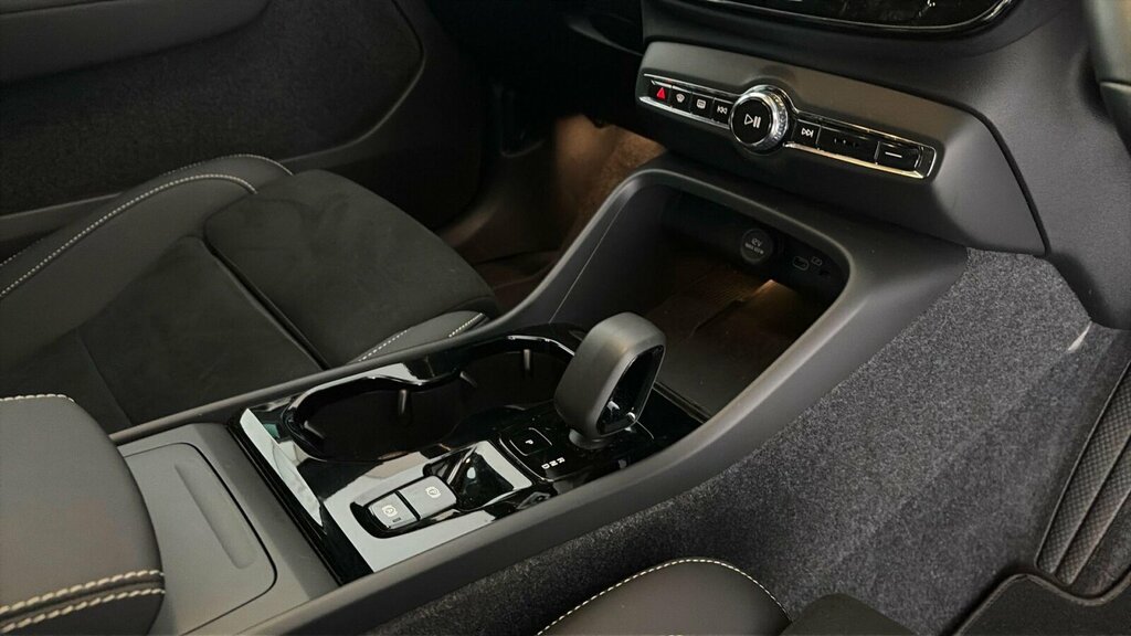 Volvo XC40 Plus, B4 Mild Hybrid, Dark Green #22