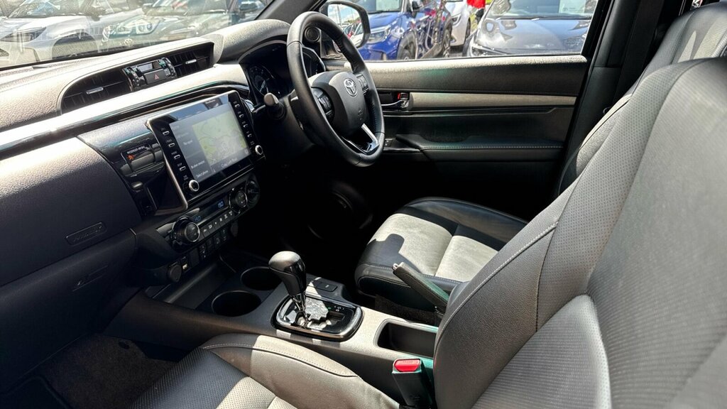 Toyota HILUX 2.8 D-4d Invincible X 4Wd Euro 6 Ss BN24PNX Black #5