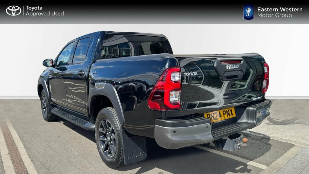 Toyota HILUX 2.8 D-4d Invincible X 4Wd Euro 6 Ss BN24PNX Black #4