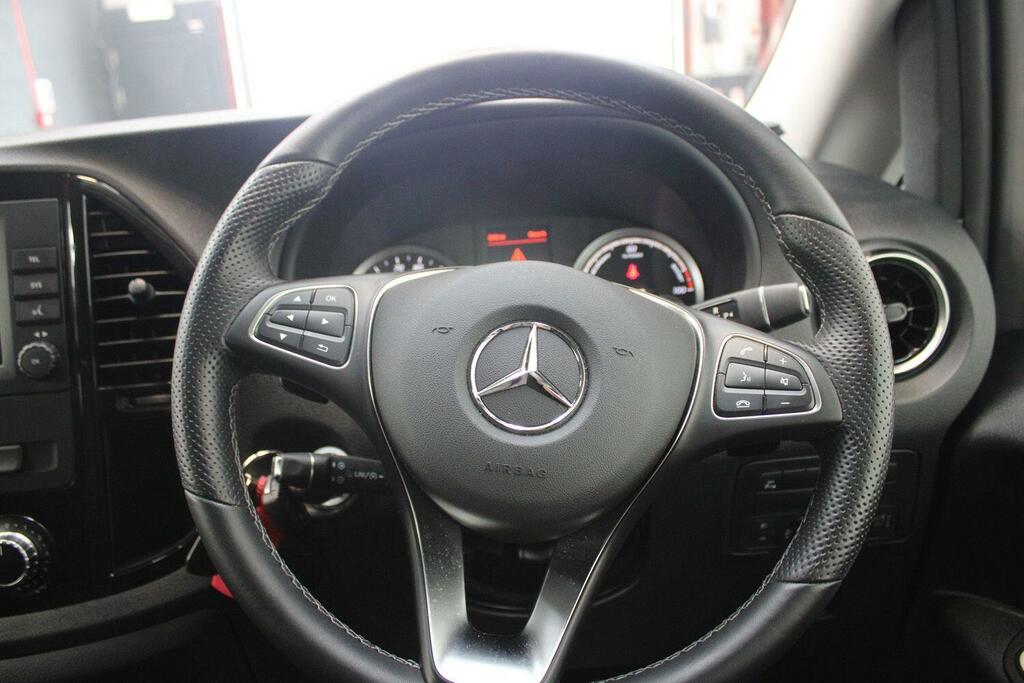 Mercedes-Benz eVito Premium Black #28