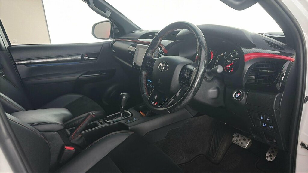 Toyota HILUX 2.4 D-4d Active White #37