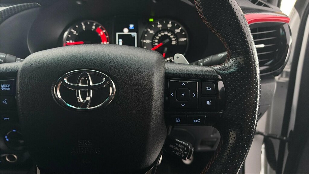 Toyota HILUX 2.4 D-4d Active White #10