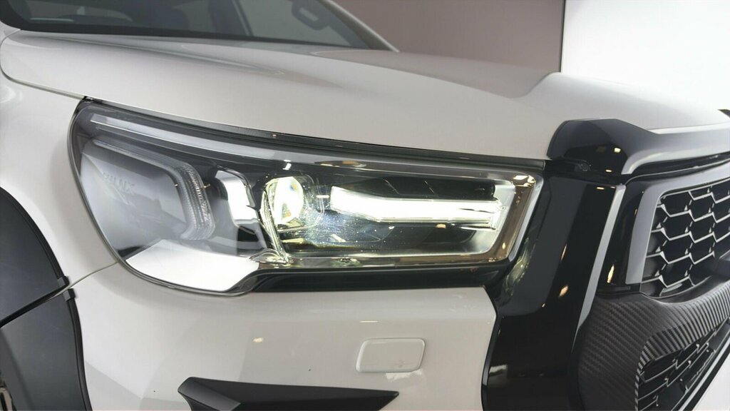 Toyota HILUX 2.4 D-4d Active White #34