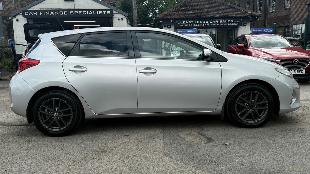Toyota Auris 1.6 V-matic Icon Plus Hatchback FE64EWZ Silver #3