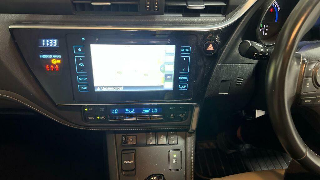 Toyota Auris Hatchback #11