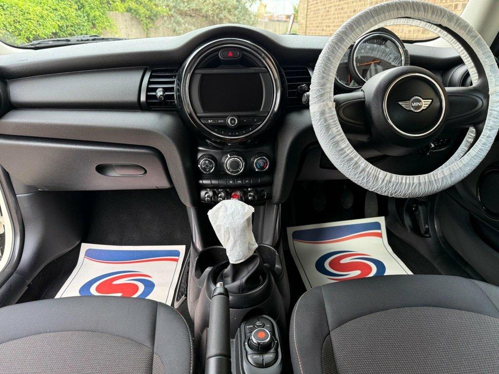Mini Hatch 1.2L One White #2