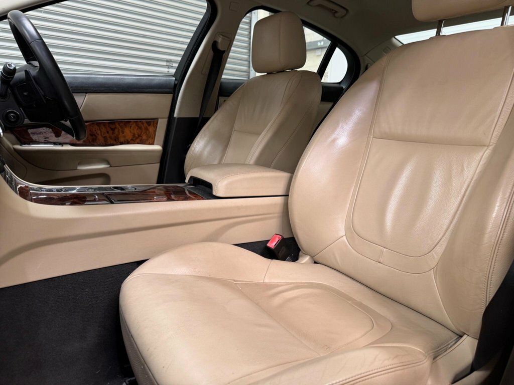 Jaguar XF 2.2L Luxury MV13MBX Gold #3