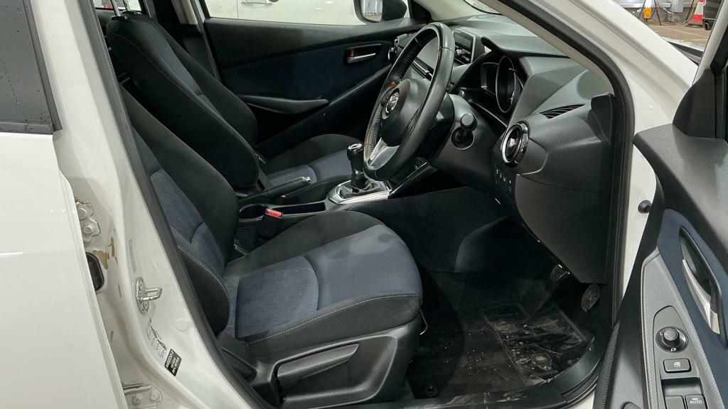 Mazda 2 Se-l White #6