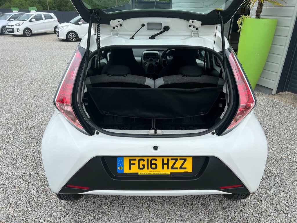 Toyota Aygo 1.0 Vvt-i X-play Hatchback Euro White #5