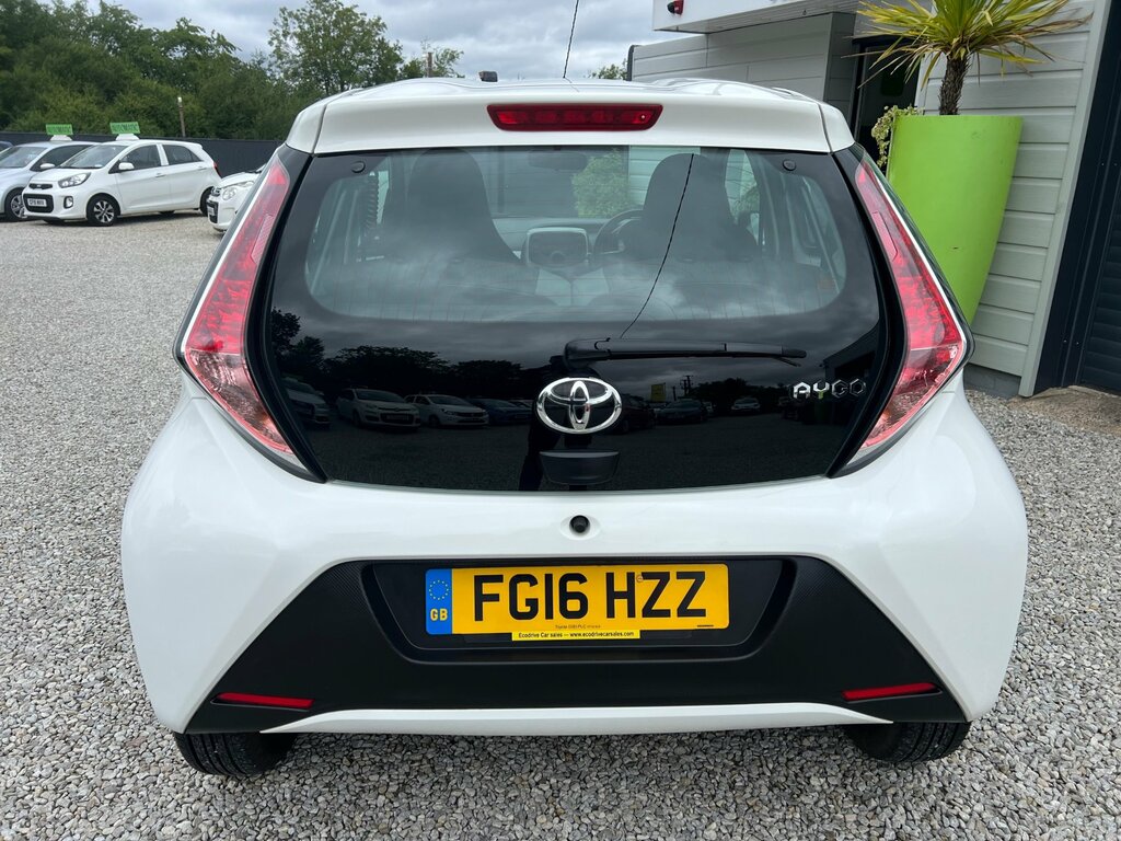 Toyota Aygo 1.0 Vvt-i X-play Hatchback Euro White #4