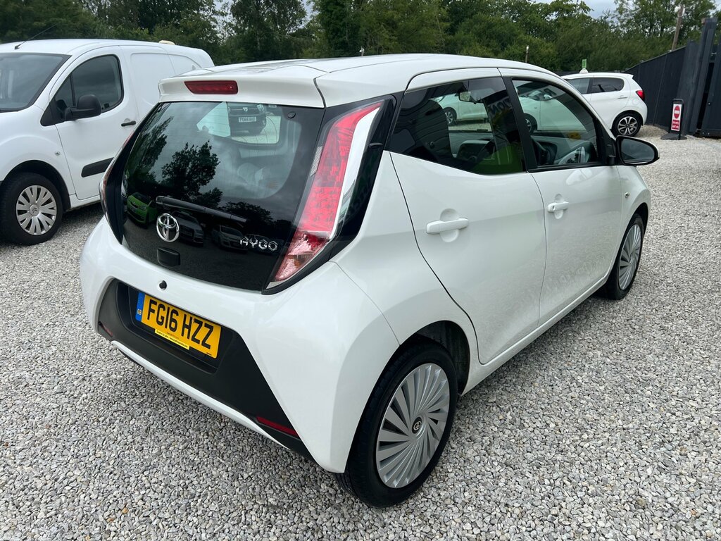 Toyota Aygo 1.0 Vvt-i X-play Hatchback Euro White #2