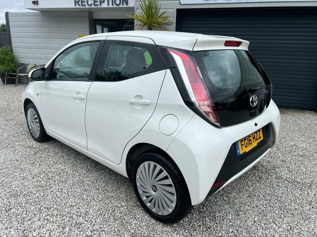 Toyota Aygo 1.0 Vvt-i X-play Hatchback Euro White #3