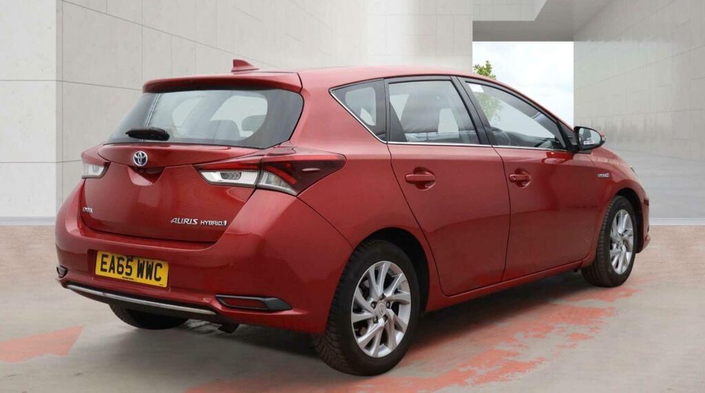 Toyota Auris Business Edition Red #4