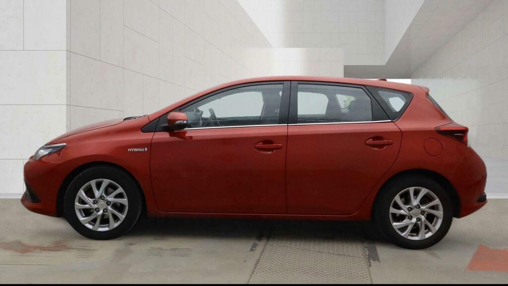 Toyota Auris Business Edition Red #5