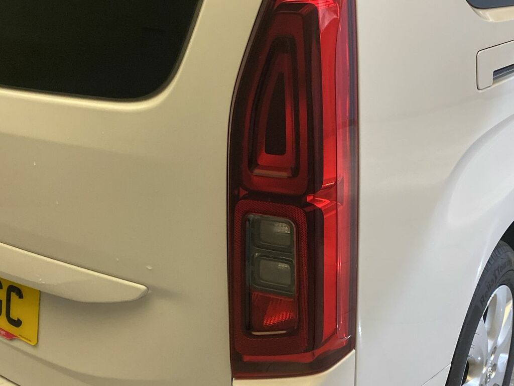 Vauxhall Combo-e Life 50 Kwh 136 Ps Design XL Vq #4