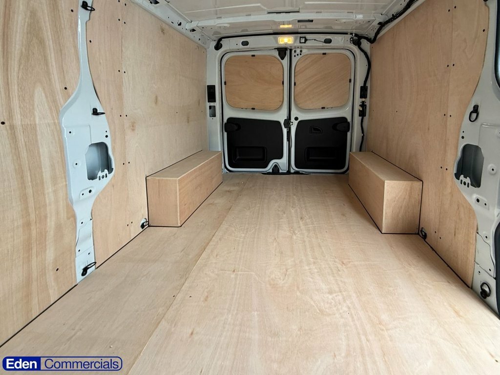 Nissan Primastar 2L Acenta White #4