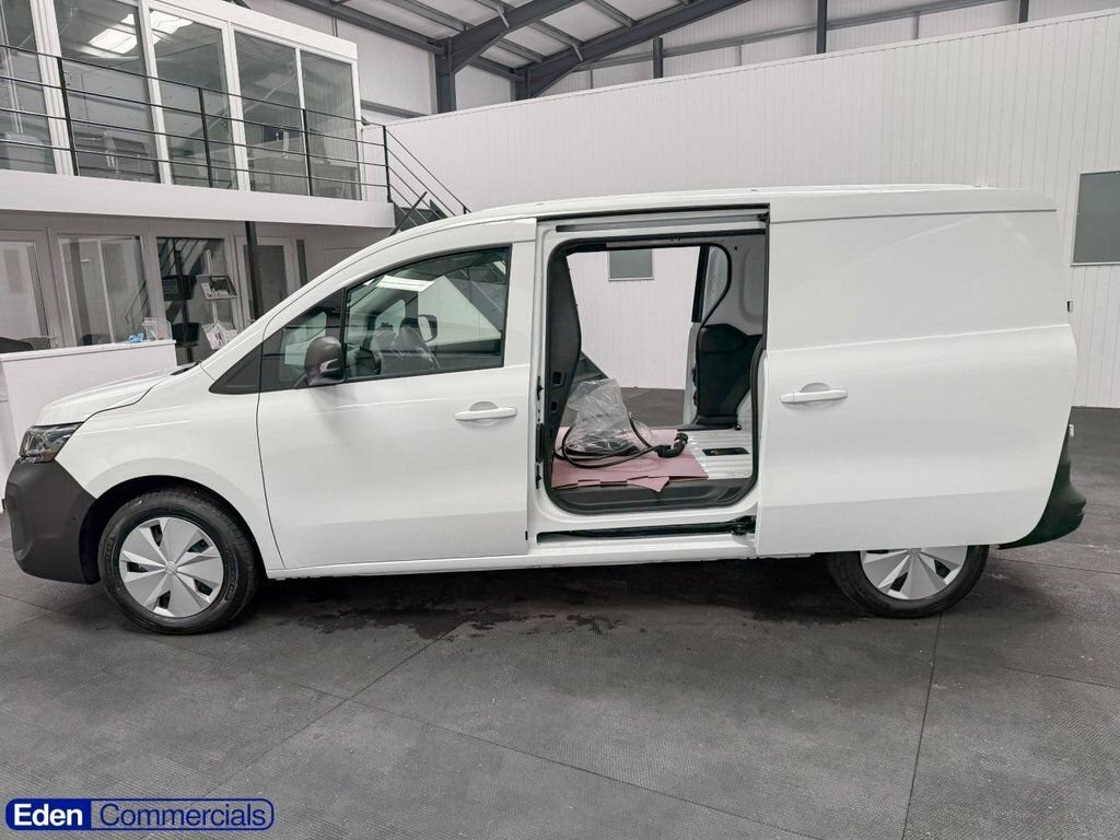 Nissan TOWNSTAR Petrol White #2