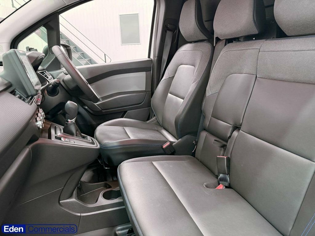 Nissan TOWNSTAR Mpv White #2