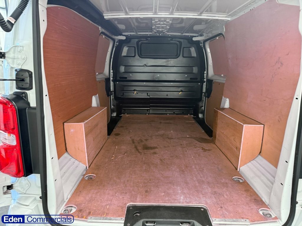 Vauxhall Vivaro 2L Pro 6Dr White #4