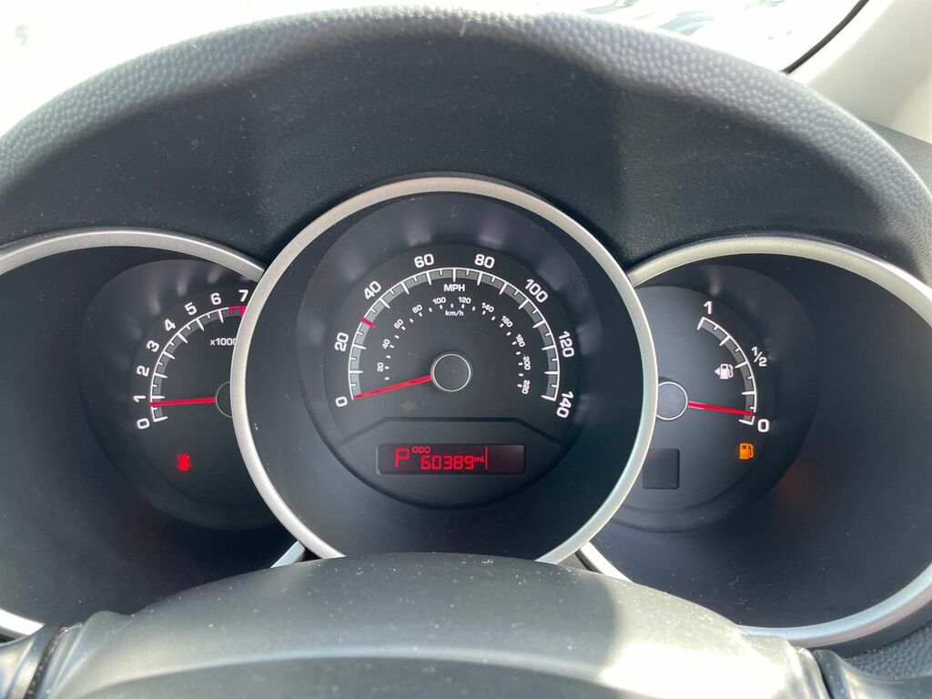 Kia Venga 1.6 3 6 White #14