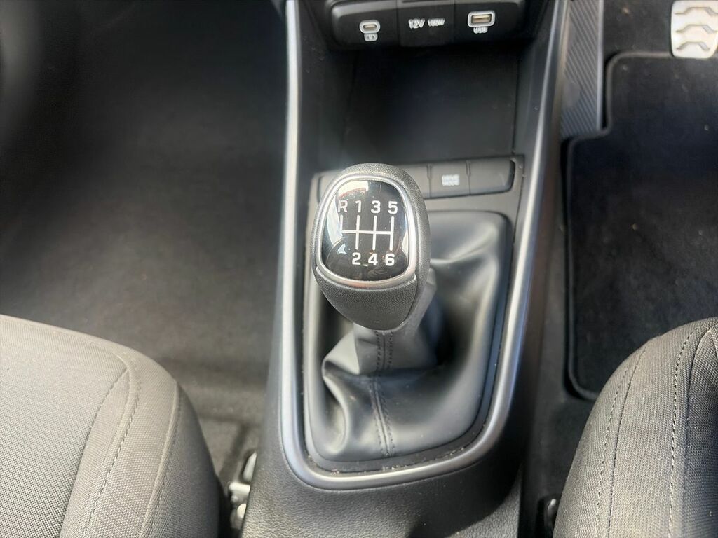 Hyundai Bayon Se Connect Green #19